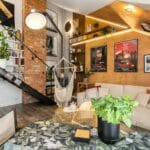 Nowoczesny salon loftowy z roślinami i eklektycznymi dodatkami