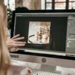 Grafik komputerowy projektuje reklamę ceramiki na iMacu w Photoshopie