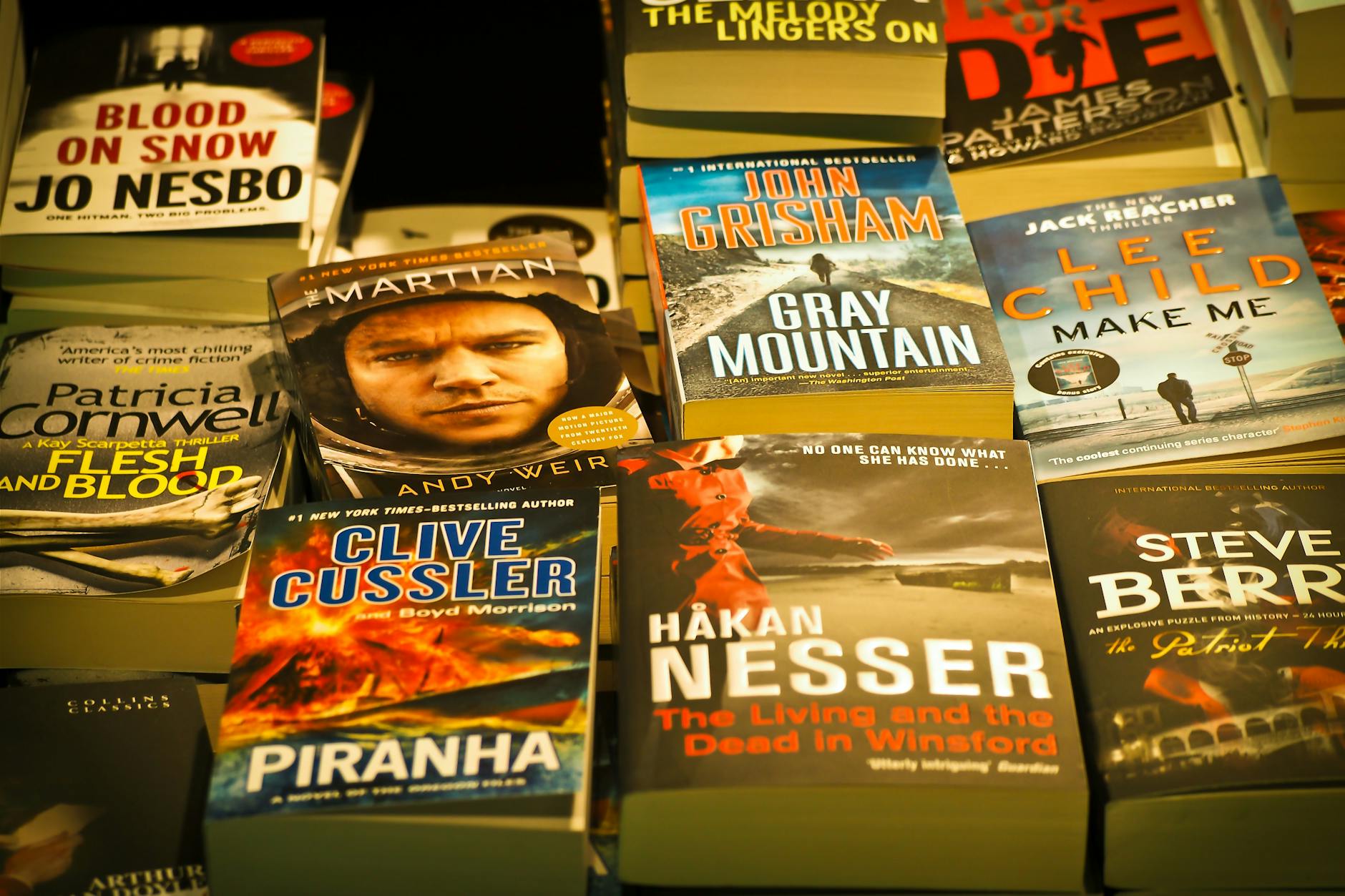 Półka w księgarni z bestsellerowymi powieściami kryminalnymi Półka w księgarni z bestsellerowymi powieściami kryminalnymi