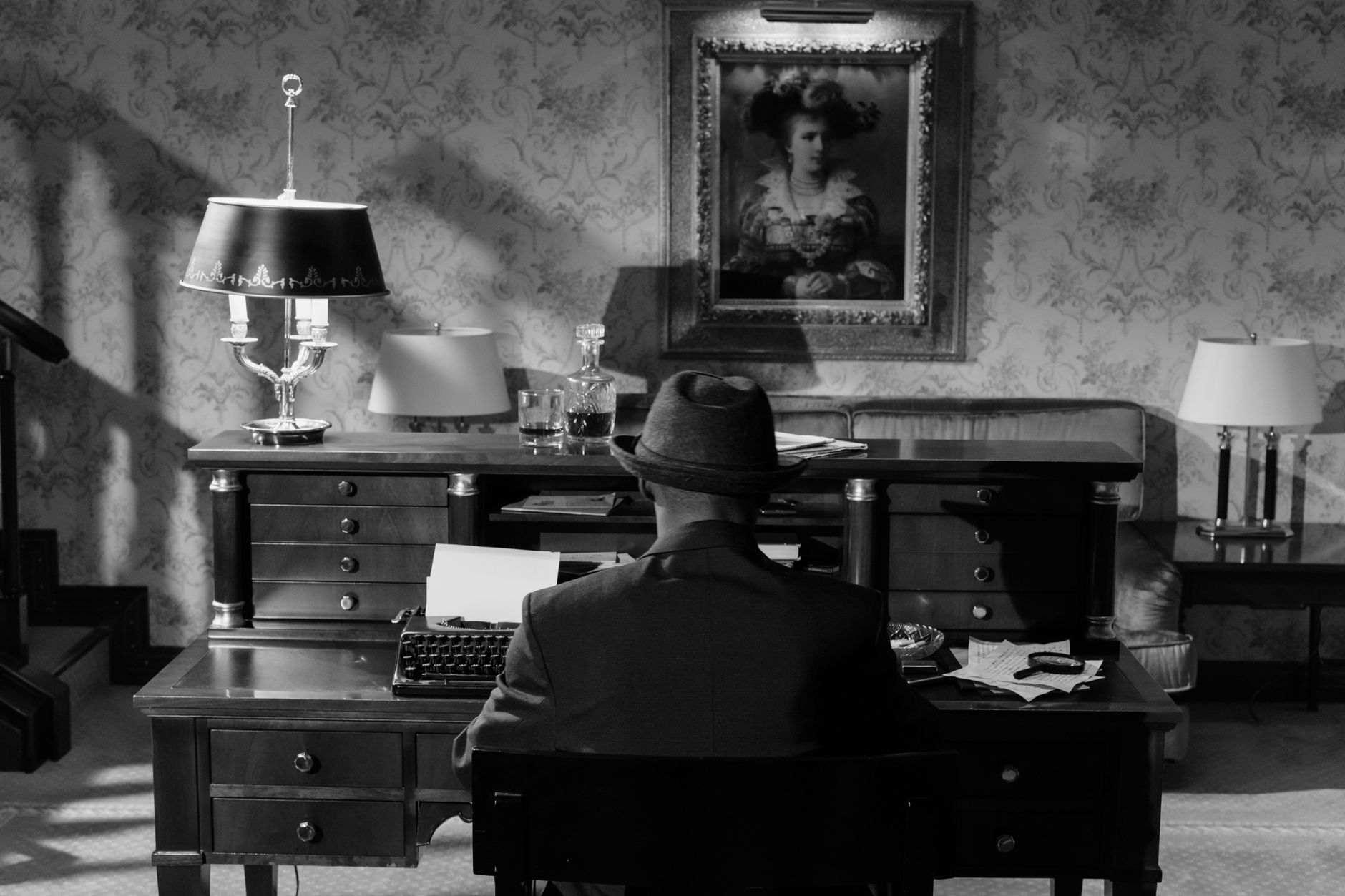 Detektyw w kapeluszu przy maszynie do pisania w noir kryminale vintage