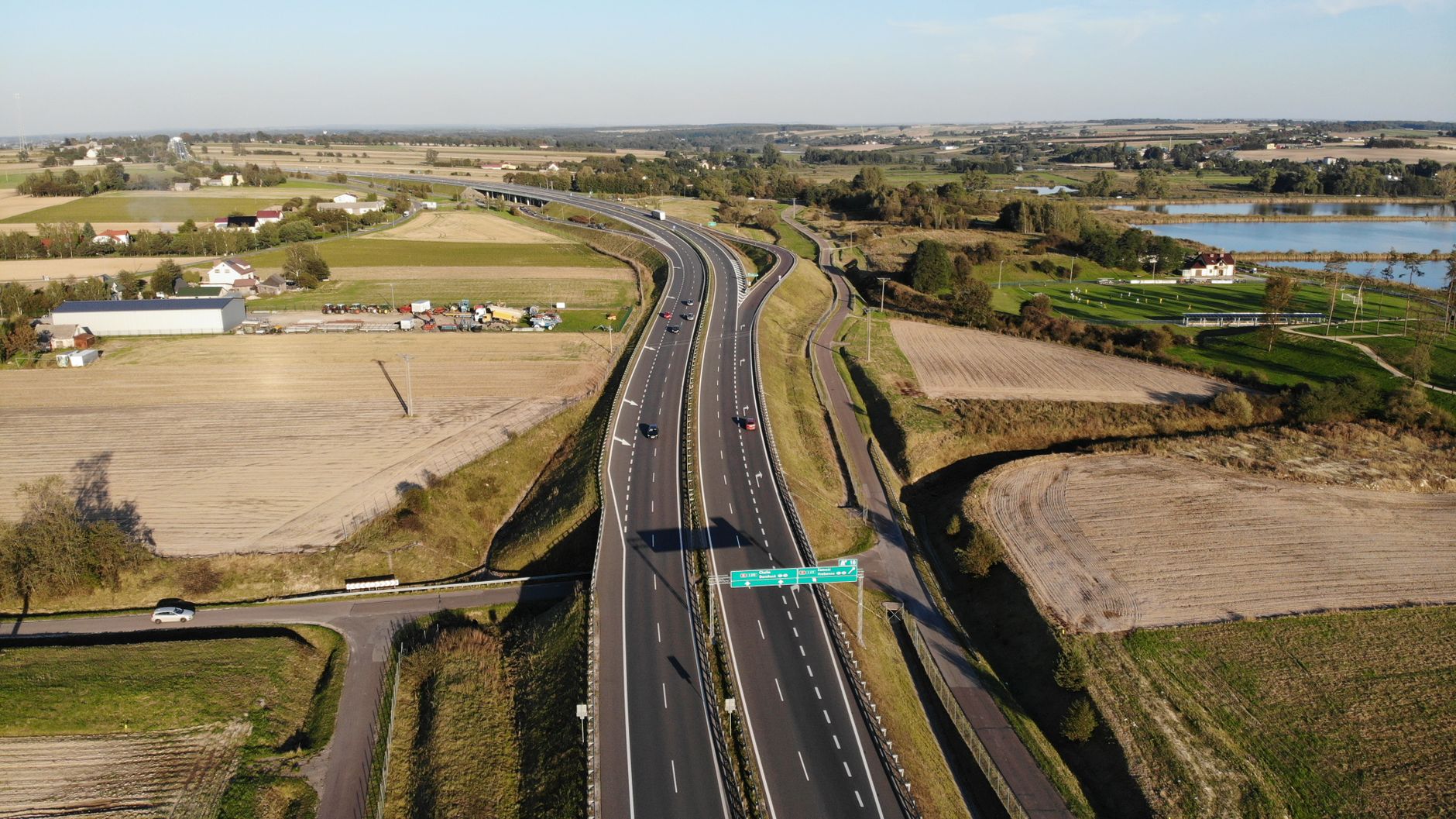 Panorama pól i dróg w Piaskach Wielkich w słoneczny dzień Panorama pól i dróg w Piaskach Wielkich w słoneczny dzień