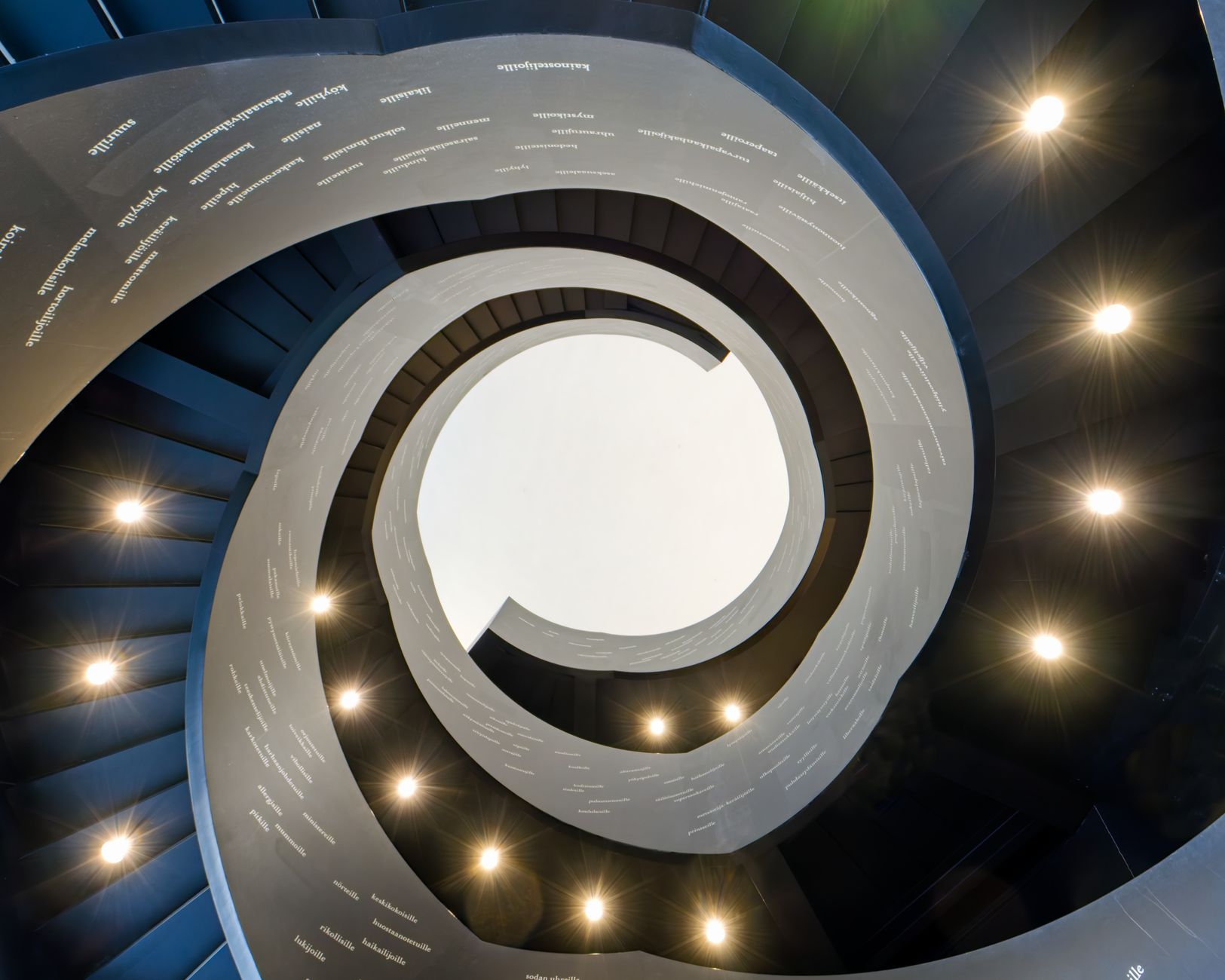 Spiralne schody widziane od dołu w nowoczesnym budynku